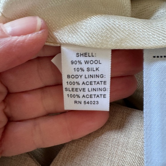 Banana Republic women’s size 6, cream wool/silk blazer jacket - Picture 6 of 6